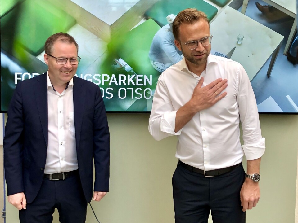 KS-leder Bjørn Arild Gram og kommunal- og moderniseringsminister Nikolai Astrup (H) hilste på koronavis på pressekonferansen om innovasjonsmeldingen i dag. KS-leder Bjørn Arild Gram og kommunal- og moderniseringsminister Nikolai Astrup (H) hilste på koronavis på pressekonferansen om innovasjonsmeldingen i dag.