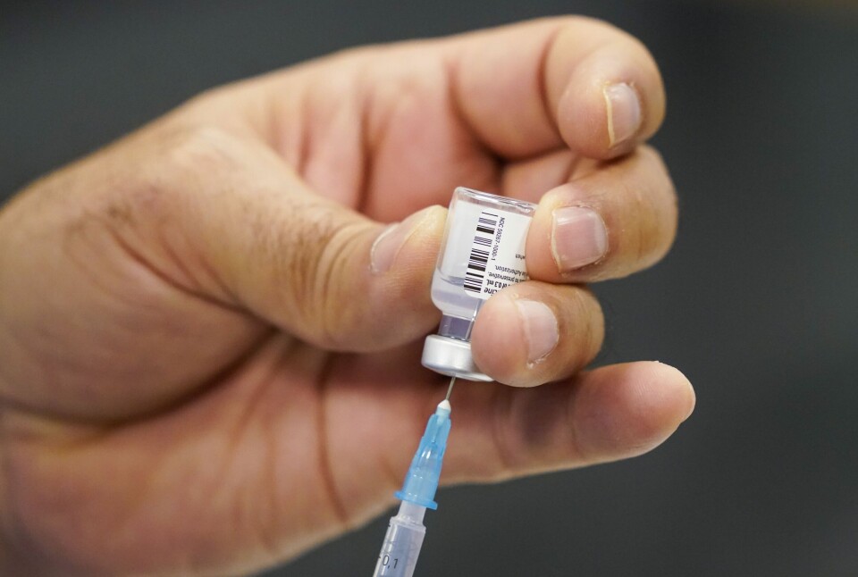 Immunolog Anne Spurkland sier man velger mellom å ta vaksinen eller å bli koronasmittet. Immunolog Anne Spurkland sier man velger mellom å ta vaksinen eller å bli koronasmittet.