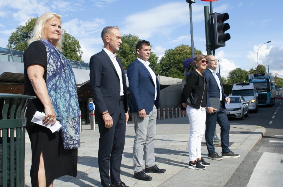 Lizzie Ruud Thorkildsen i YS kommune, Tor Arne Gangsø i KS, Jan Olav Birkenhagen i Akademikerne kommune, Mette Nord i LO kommune og Steffen Handal i Unio da de var på vei inn til forhandlingsstart for årets lønnsoppgjør i kommunal sektor Lizzie Ruud Thorkildsen i YS kommune, Tor Arne Gangsø i KS, Jan Olav Birkenhagen i Akademikerne kommune, Mette Nord i LO kommune og Steffen Handal i Unio da de var på vei inn til forhandlingsstart for årets lønnsoppgjør i kommunal sektor