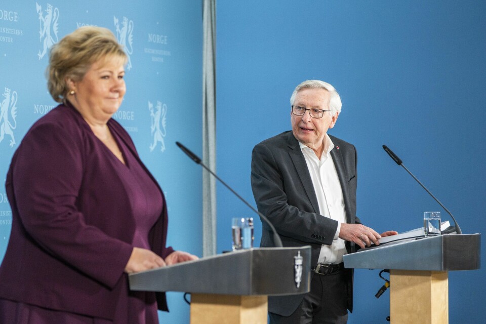 Koronakommisjonens leder Stener Kvinnsland overleverte kommisjonens sluttrapport til statsminister Erna Solberg (H) på Statsministerens kontor i Oslo onsdag. Koronakommisjonens leder Stener Kvinnsland overleverte kommisjonens sluttrapport til statsminister Erna Solberg (H) på Statsministerens kontor i Oslo onsdag.