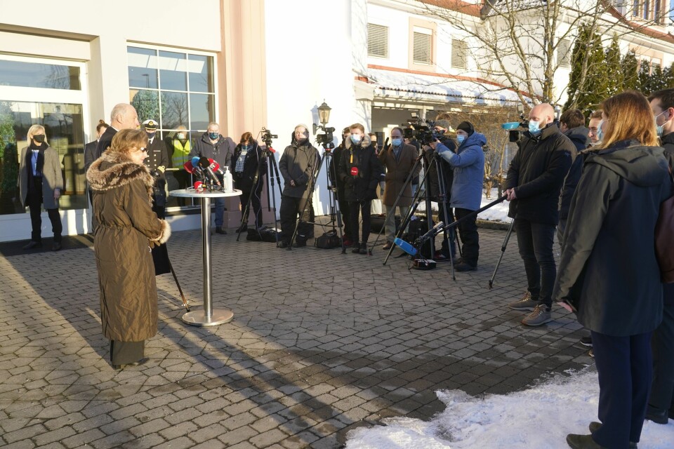 Kong Harald og dronning Sonja besøkte søndag Gjerdrum kommune. Her møter de mediene etter å ha besøkt pårørende og evakuerte på Olavsgaard hotell. Kong Harald og dronning Sonja besøkte søndag Gjerdrum kommune. Her møter de mediene etter å ha besøkt pårørende og evakuerte på Olavsgaard hotell.