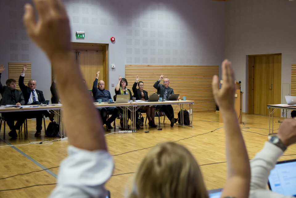 Bruk av majoritetsmakt kan til tider avspeiler en manglende evne til å gå i samskapende dialog. Men det er godt at vi ikke har et krav om enstemmighet i norske formannskap og kommunestyrer, mener skribentene. Bruk av majoritetsmakt kan til tider avspeiler en manglende evne til å gå i samskapende dialog. Men det er godt at vi ikke har et krav om enstemmighet i norske formannskap og kommunestyrer, mener skribentene.