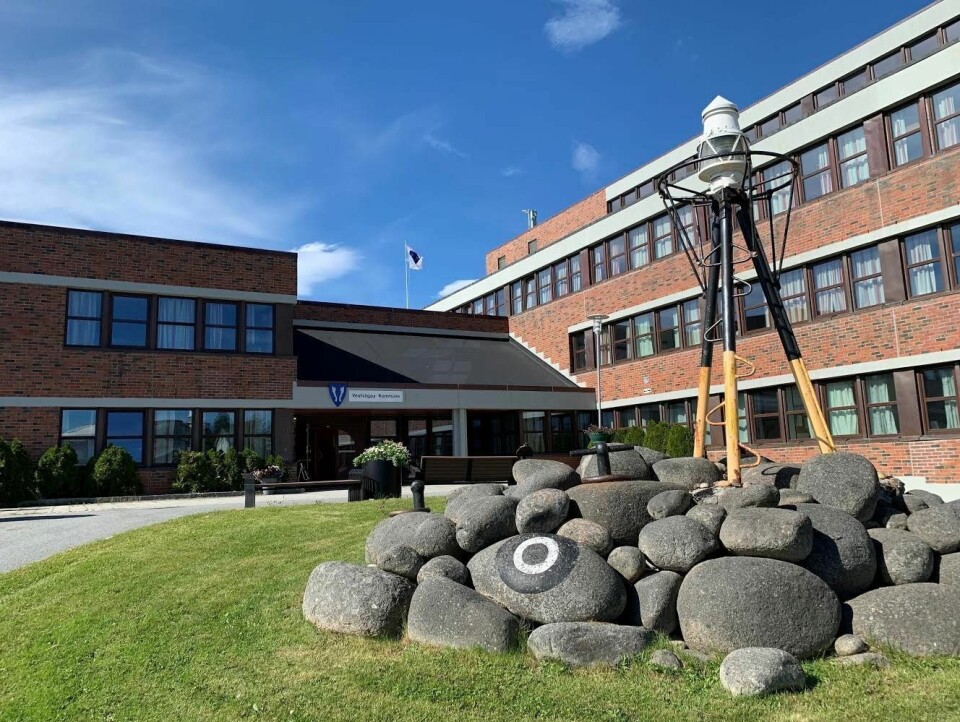 Vestvågøy har stengt tre skoler og en barnehage fredag, og ber alle barn, ungdom og foreldre som har tilknytning til institusjonene om å gå i karantene. Her er rådhuset på Leknes i Lofoten. Vestvågøy har stengt tre skoler og en barnehage fredag, og ber alle barn, ungdom og foreldre som har tilknytning til institusjonene om å gå i karantene. Her er rådhuset på Leknes i Lofoten.