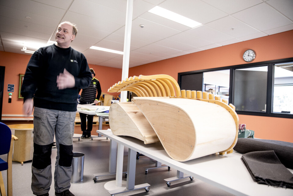 Brukte kontormøbler kastes i hopetall, men på
Solbrå arbeidssenter i Asker lager
Ole Ivar Martinsen
nye møbler av gamle stolbein. Brukte kontormøbler kastes i hopetall, men på
Solbrå arbeidssenter i Asker lager
Ole Ivar Martinsen
nye møbler av gamle stolbein.