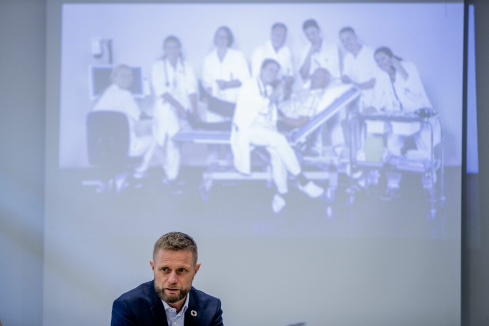 Helse- og omsorgsminister Bent Høie (H) foreslår plikt for at sykehus og kommuner skal samarbeide bedre. Helse- og omsorgsminister Bent Høie (H) foreslår plikt for at sykehus og kommuner skal samarbeide bedre.