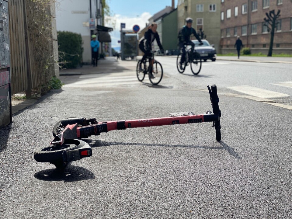 Feilparkerte elsparkesykler i Oslo vil heretter svi på pungen for utleierne. Feilparkerte elsparkesykler i Oslo vil heretter svi på pungen for utleierne.