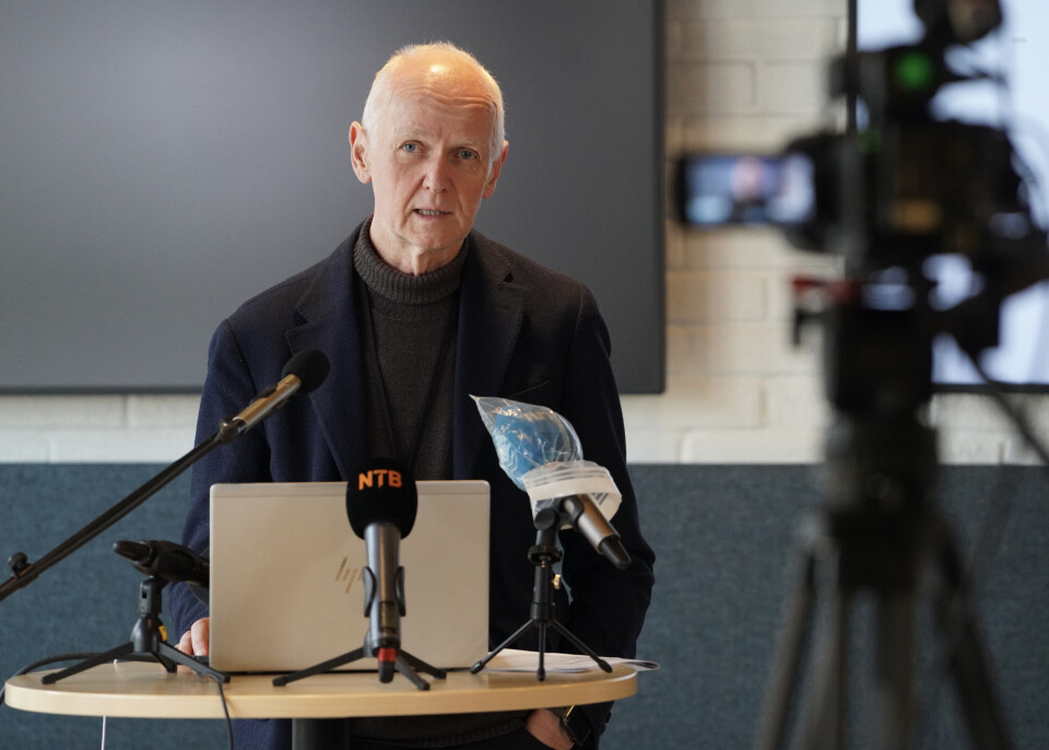 Smitteverndirektør Geir Bukholm i Folkehelseinstituttet sier det ikke er nødvendig med en tredje vaksinedose for kryssvaksinerte ut fra vaksinefaglige vurderinger. Smitteverndirektør Geir Bukholm i Folkehelseinstituttet sier det ikke er nødvendig med en tredje vaksinedose for kryssvaksinerte ut fra vaksinefaglige vurderinger.