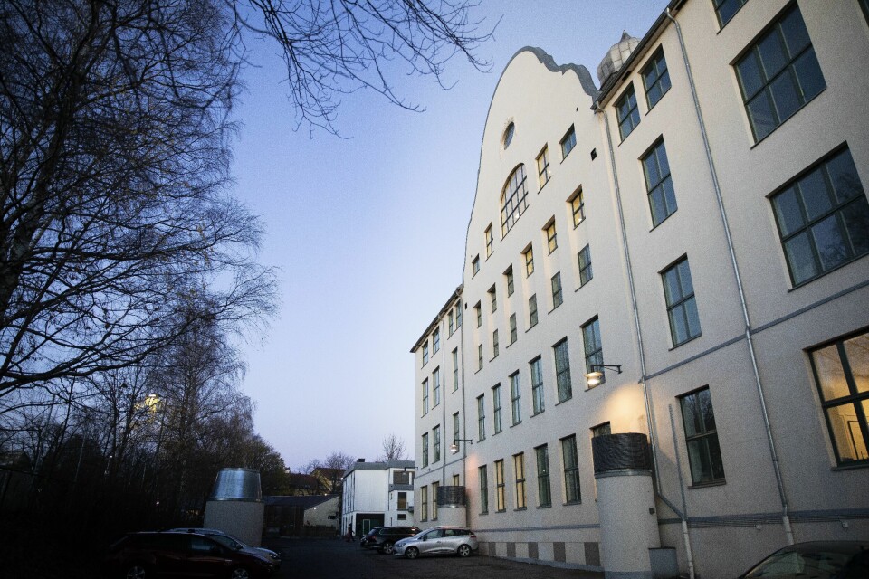 Elevene i Oslo må pent finne seg i å gå på skolen helt fram til jul. Her fra Bjølsen skole. Elevene i Oslo må pent finne seg i å gå på skolen helt fram til jul. Her fra Bjølsen skole.