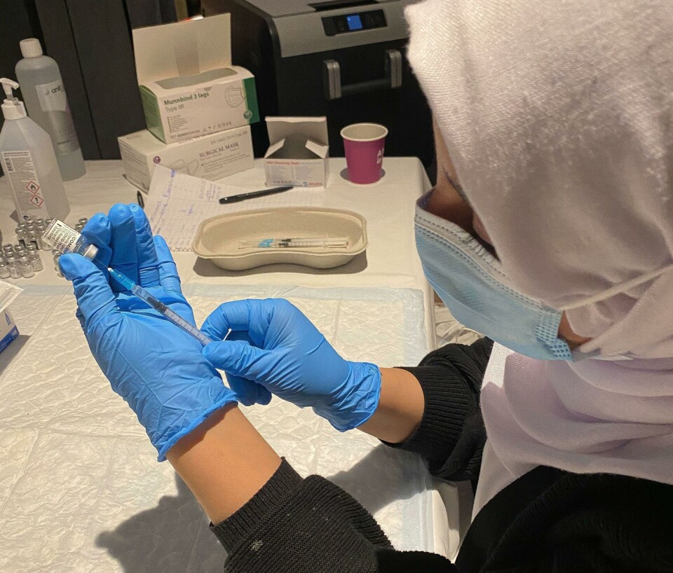 Hele 86,9 prosent av alle ansatte i barnehager og skoler har fått første vaksinedose, men bare 26,6 prosent har fått dose 2, viser tall fra Kunnskapsdepartementet. Andelen for befolkningen som helhet er 81,9 og 34,6. Hele 86,9 prosent av alle ansatte i barnehager og skoler har fått første vaksinedose, men bare 26,6 prosent har fått dose 2, viser tall fra Kunnskapsdepartementet. Andelen for befolkningen som helhet er 81,9 og 34,6.