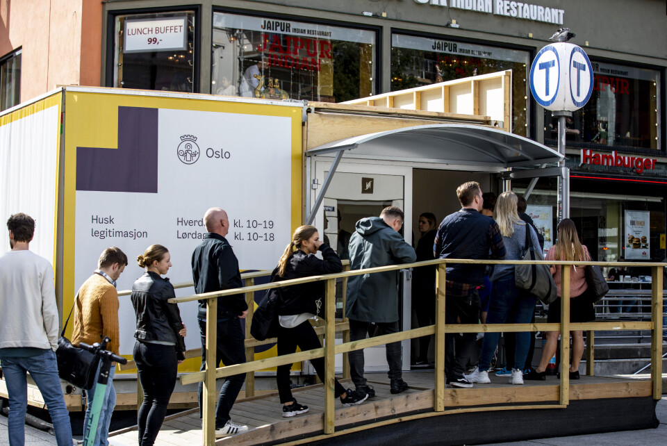 Det blir ingen slike køer under årets valg i Oslo. Kommunen åpner for å avlevere stemme fra bilen. Det blir ingen slike køer under årets valg i Oslo. Kommunen åpner for å avlevere stemme fra bilen.