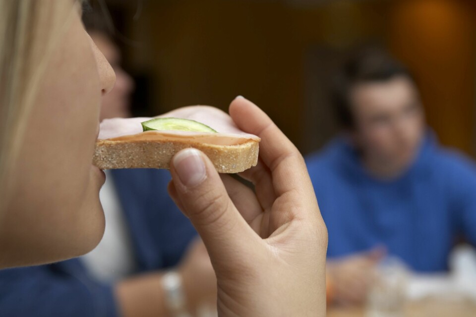 Kommuneansatte får igjen betalt matpause etter kommunesammenslåing, slår Arbeidsretten fast. Kommuneansatte får igjen betalt matpause etter kommunesammenslåing, slår Arbeidsretten fast.