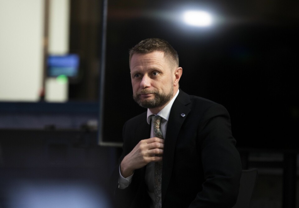 Helse- og omsorgsminister Bent Høie og regjeringen varsler at det nå blir kun tre tiltaksnivåer, mens det tidligere var fire. Av endringene som gjøres, er at videregående skoler ikke lenger automatisk blir stengt i tiltaksnivå A, men at kommunene selv må gjøre en vurdering. Helse- og omsorgsminister Bent Høie og regjeringen varsler at det nå blir kun tre tiltaksnivåer, mens det tidligere var fire. Av endringene som gjøres, er at videregående skoler ikke lenger automatisk blir stengt i tiltaksnivå A, men at kommunene selv må gjøre en vurdering.