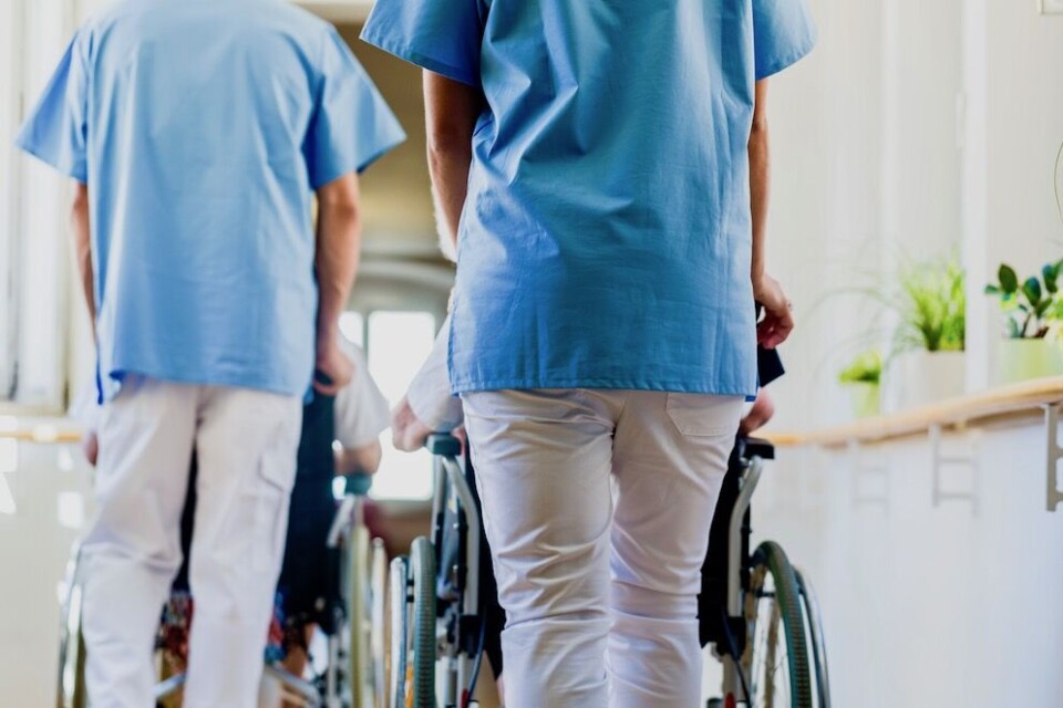 Kritikk mot kommunale omsorgstjenester kan ramme pleierne urettferdig og uriktig, mener Jonni Solsvik. Illustrasjonsfoto: Colourbox Kritikk mot kommunale omsorgstjenester kan ramme pleierne urettferdig og uriktig, mener Jonni Solsvik. Illustrasjonsfoto: Colourbox