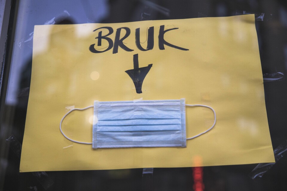 Det er fortsatt påbud og oppfordring om å bruke munnbind i flere kommuner rundt om i landet, men ikke lenger noe nasjonalt råd. Det er fortsatt påbud og oppfordring om å bruke munnbind i flere kommuner rundt om i landet, men ikke lenger noe nasjonalt råd.