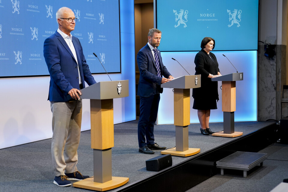 Helsedirektør Bjørn Guldvog, helse- og omsorgsminister Bent Høie (H) og assisterende direktør Gun Peggy Strømstad Knudsen i Folkehelseinstituttet under onsdagens pressekonferanse om koronasituasjonen. Helsedirektør Bjørn Guldvog, helse- og omsorgsminister Bent Høie (H) og assisterende direktør Gun Peggy Strømstad Knudsen i Folkehelseinstituttet under onsdagens pressekonferanse om koronasituasjonen.
