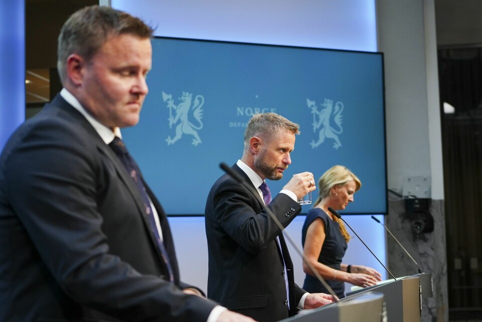 Assisterende helsedirektør Espen Rostrup Nakstad, helse- og omsorgsminister Bent Høie og avdelingsdirektør Line Vold i FHI stilte til pressekonferanse om koronasituasjonen fredag 17. september. Assisterende helsedirektør Espen Rostrup Nakstad, helse- og omsorgsminister Bent Høie og avdelingsdirektør Line Vold i FHI stilte til pressekonferanse om koronasituasjonen fredag 17. september.