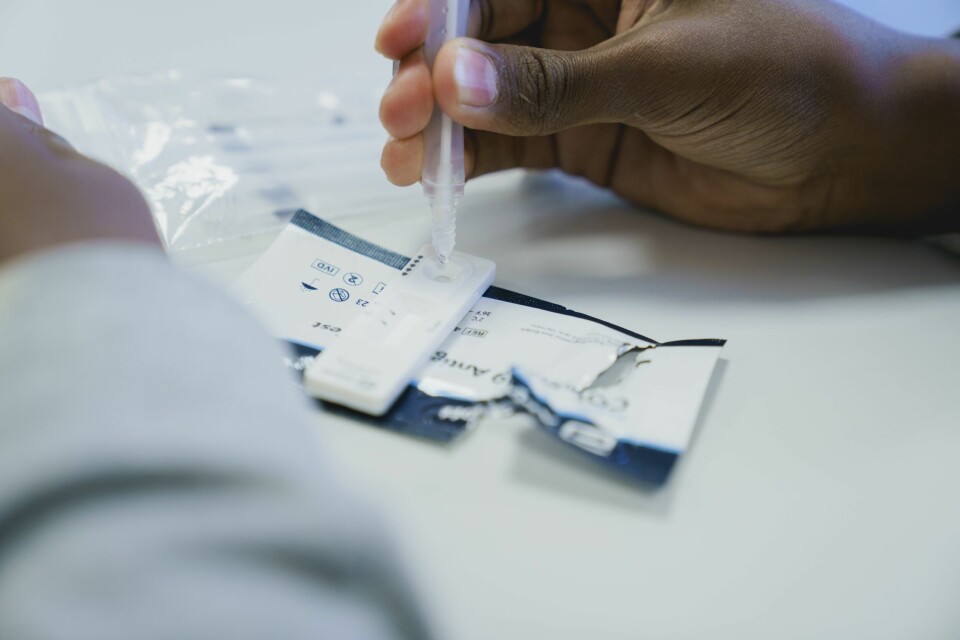 Helsedirektoratet anbefaler hyppigere bruk av selvtester både i skoler, blant helsepersonell og for husstandsmedlemmer til koronasmittede personer. Helsedirektoratet anbefaler hyppigere bruk av selvtester både i skoler, blant helsepersonell og for husstandsmedlemmer til koronasmittede personer.