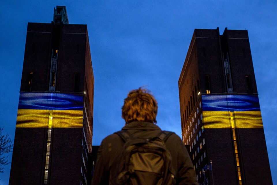 Torsdag kveld ble Oslo rådhus lyssatt med fargene i det ukrainske flagget. Markeringen er ment som en symbolsk handling i solidaritet med Ukraina. Torsdag kveld ble Oslo rådhus lyssatt med fargene i det ukrainske flagget. Markeringen er ment som en symbolsk handling i solidaritet med Ukraina.