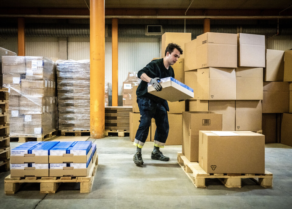 I et lager på Ensjø pakkes og distribueres hurtigtester til bydelene i Oslo. Henrik Wæraas Thorvaldsen pakker og gjør klar utsendelser. I et lager på Ensjø pakkes og distribueres hurtigtester til bydelene i Oslo. Henrik Wæraas Thorvaldsen pakker og gjør klar utsendelser.
