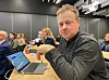 Høgres Arne Glenn Flåten lanserte overraskande den konstituerte kommunedirektøren som kandidat til stillinga som kommunedirektør då saka blei handsama i kommunestyret. Han forklarte forslaget med omsyn til kontinuitet og stabilitet i kommunen. Kor var det omsynet tidlegare i prosessen?