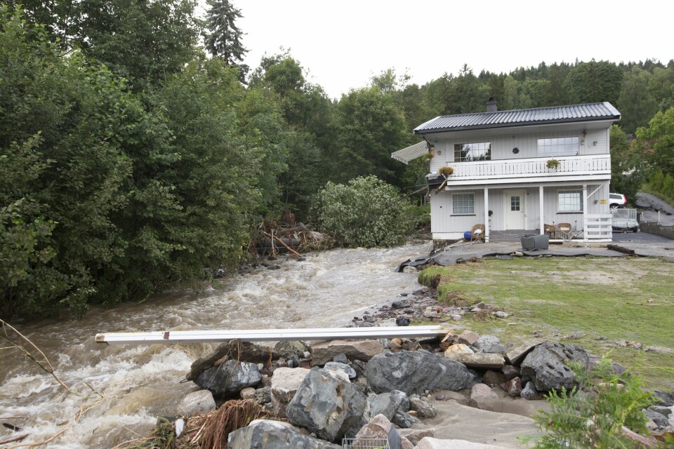 God arealplanlegging kan bidra til å hindre skader fra overvann, mener Norges vassdrags- og energidirektorat. Her fra Nedre Eiker, der styrtregn ødela hus, veier og hager tilbake i 2012. God arealplanlegging kan bidra til å hindre skader fra overvann, mener Norges vassdrags- og energidirektorat. Her fra Nedre Eiker, der styrtregn ødela hus, veier og hager tilbake i 2012.