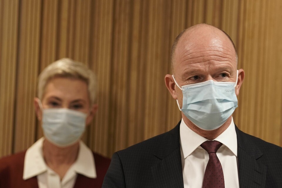 – Vi har ikke bedt om noen milliard til kommunene, sier NHO-sjef Ole Erik Almlid til NTB. Sammen med LO-leder Peggy Hessen Følsvik er han kritisk til ordningen hvor kommunene kan dele ut kompensasjoner til lokalt næringsliv. – Vi har ikke bedt om noen milliard til kommunene, sier NHO-sjef Ole Erik Almlid til NTB. Sammen med LO-leder Peggy Hessen Følsvik er han kritisk til ordningen hvor kommunene kan dele ut kompensasjoner til lokalt næringsliv.