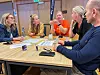 Deltakere diskuterer helhetsmodellen. Fagleder Sissel Evensen (Arendal), seksjonsleder Kristin Molstad (Bærum), rådgiver Susanne Fosso (Arendal), spesialrådgiver Line Eielsen Malde (Arendal) og rådgiver Tore G. Knutsen (Arendal) jobber alle med budsjett og økonomi i sin kommune.