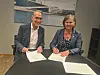 Arbeidslivsdirektør i KS, Tor Arne Gangsø og Legeforeningens president, Anne-Karin Rime signerer ny kommunelegeavtale.
