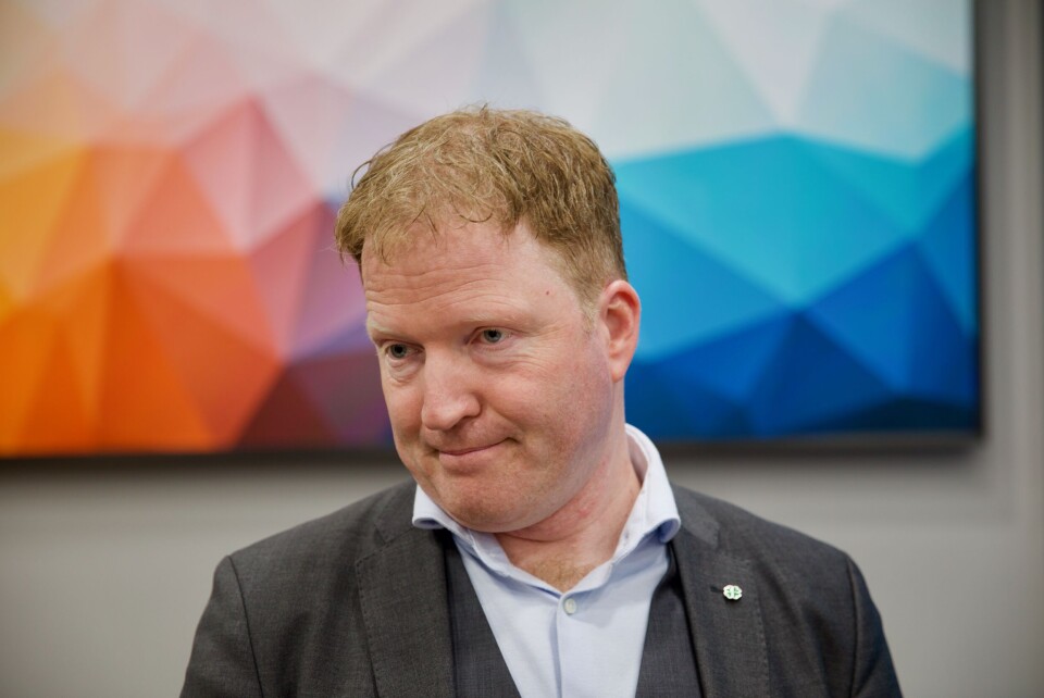 Kommunal- og distriktsminister Sigbjørn Gjelsvik (Sp) fikk kritikk fra flere hold etter at rapporten om valgpåvirkning ble holdt tilbake. Kommunal- og distriktsminister Sigbjørn Gjelsvik (Sp) fikk kritikk fra flere hold etter at rapporten om valgpåvirkning ble holdt tilbake.