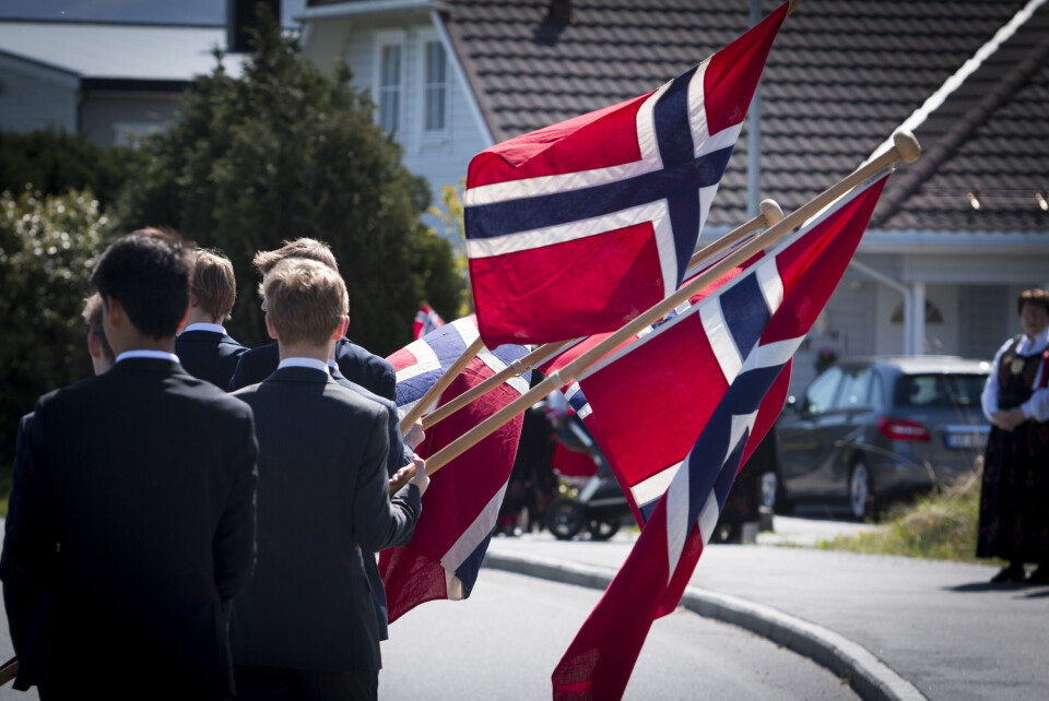 Det blir norske flagg å se 17. mai, men flere steder blir det ikke mulig å høre de tradisjonelle saluttene. Det blir norske flagg å se 17. mai, men flere steder blir det ikke mulig å høre de tradisjonelle saluttene.