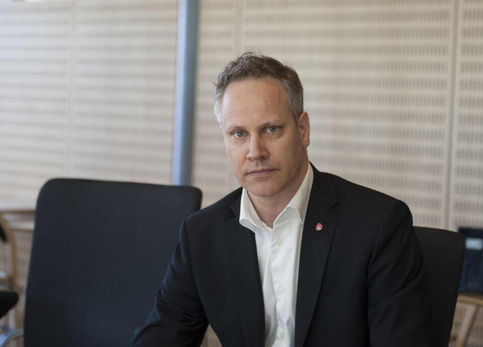 Samferdselsminister Jon-Ivar Nygård (Ap) mener det er viktig at det offentlige går foran. Samferdselsminister Jon-Ivar Nygård (Ap) mener det er viktig at det offentlige går foran.