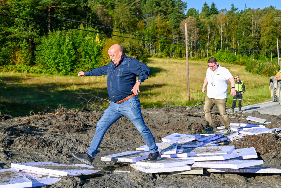 Det siste den avdøde kvinnen gjorde var å beskytte oldebarnet sitt mot skredmassene, forteller ordfører Odd Jarle Svanem (Sp), her fotografert i rasområdet. Det siste den avdøde kvinnen gjorde var å beskytte oldebarnet sitt mot skredmassene, forteller ordfører Odd Jarle Svanem (Sp), her fotografert i rasområdet.