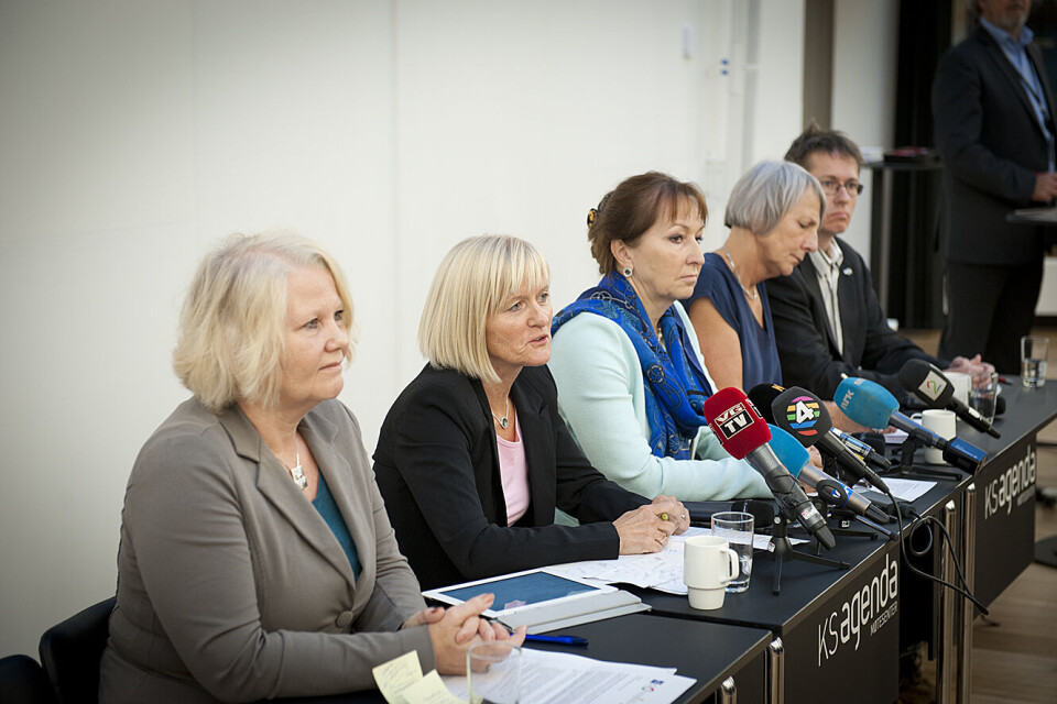 Partene i lærerkonflikten presenterte ny avtale på felles pressekonferanse i dag. Fra venstre: Leder i Norsk Lektorlag Gro Elisabeth Paulsen, leder i utdanningsforbundet Ragnhild Lied, KS-leder Gunn Marit Helgesen, forbundsleder Anne Finborud i Skolenes Landsforbund og leder Hans Ole Rian i Musikernes Fellesorganisasjon. Foto: Terje Lien Partene i lærerkonflikten presenterte ny avtale på felles pressekonferanse i dag. Fra venstre: Leder i Norsk Lektorlag Gro Elisabeth Paulsen, leder i utdanningsforbundet Ragnhild Lied, KS-leder Gunn Marit Helgesen, forbundsleder Anne Finborud i Skolenes Landsforbund og leder Hans Ole Rian i Musikernes Fellesorganisasjon. Foto: Terje Lien