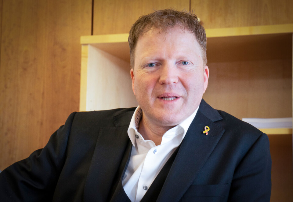 Kommunal- og distriktsminister Sigbjørn Gjelsvik (Sp) åpner lommeboken ved en eventuell deling av Kinn kommune. Kommunal- og distriktsminister Sigbjørn Gjelsvik (Sp) åpner lommeboken ved en eventuell deling av Kinn kommune.