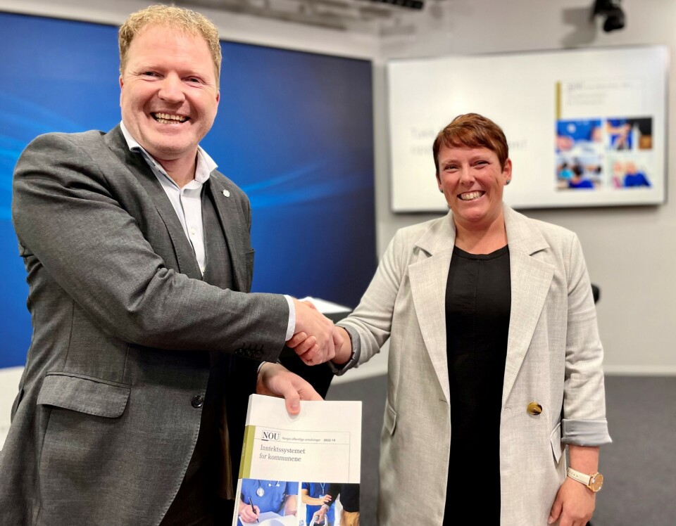 Kommunal- og distriktsminister Sigbjørn Gjelsvik (Sp) får overlevert rapporten fra Inntektssystemutvalget av utvalgsleder Marianne Haraldsvik. Kommunal- og distriktsminister Sigbjørn Gjelsvik (Sp) får overlevert rapporten fra Inntektssystemutvalget av utvalgsleder Marianne Haraldsvik.