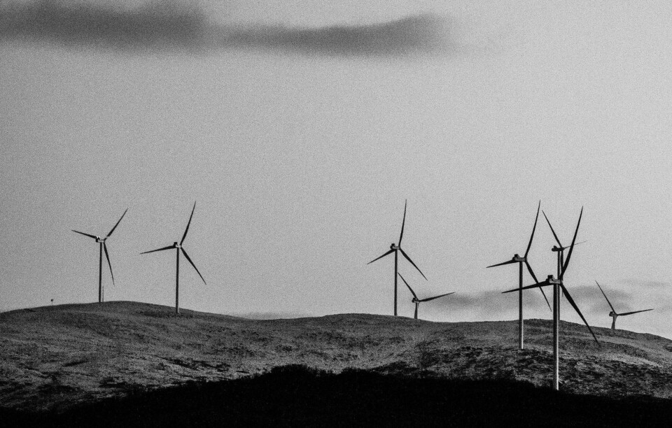 Olje- og energiminister Terje Aasland (Ap) justerer uttalelse om hva kommuner har å si i saker som gjelder vindkraftutbygging. Tidligere uttalelser var ikke like tydelige på om valget om utbygging er opp til kommunene eller ei. Olje- og energiminister Terje Aasland (Ap) justerer uttalelse om hva kommuner har å si i saker som gjelder vindkraftutbygging. Tidligere uttalelser var ikke like tydelige på om valget om utbygging er opp til kommunene eller ei.