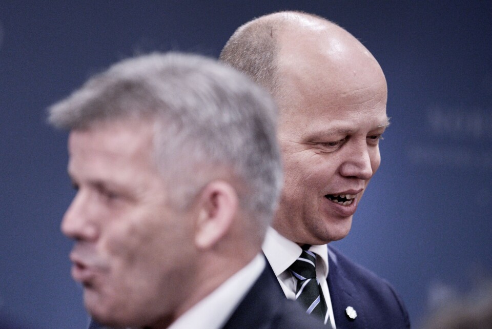 Finansminister Trygve Slagsvold Vedum (Sp) (t.h.) og fiskeri- og havminister Bjørnar Skjæran (Ap) har fått 416 høringssvar om den upopulære lakseskatten. Nesten åtte av ti vender tommelen ned for grunnrenteskatt på havbruk – som allerede er innført. Finansminister Trygve Slagsvold Vedum (Sp) (t.h.) og fiskeri- og havminister Bjørnar Skjæran (Ap) har fått 416 høringssvar om den upopulære lakseskatten. Nesten åtte av ti vender tommelen ned for grunnrenteskatt på havbruk – som allerede er innført.