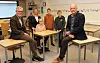 Kommunedirektør Torger Ødegaard (t.v.) og ordfører Syver Leivestad (t.h.), sammen med lærer Monika Burycz og elevene Veronika Oleksii, Nazar Voitsekhovskyi og Oleksii Ivko.