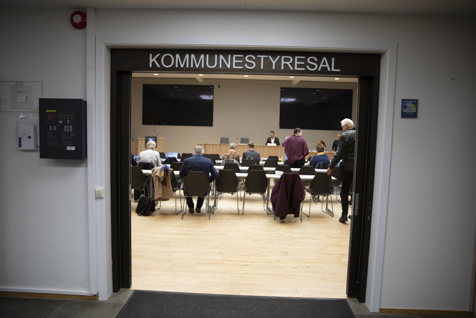 Ingen velgere liker politikere som krangler og snakker nedsettende om hverandre. De liker politikere som oppmerksomt lytter og viser menneskelige hensyn, skriver Leif Iversen. Ingen velgere liker politikere som krangler og snakker nedsettende om hverandre. De liker politikere som oppmerksomt lytter og viser menneskelige hensyn, skriver Leif Iversen.