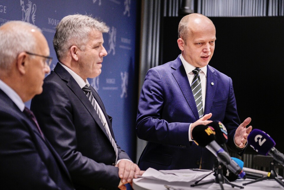 Grunnrenteskatten blir innført – uavhengig organ skal fastsette lakseprisen Fra dagens pressetreff med havbruksselskapene, fra venstre Paul Birger Torgnes, styreleder i Sjømat Norge, fiskeri- og havminister Bjørnar Skjæran (Ap) og finansminister Trygve Slagsvold Vedum (Sp).