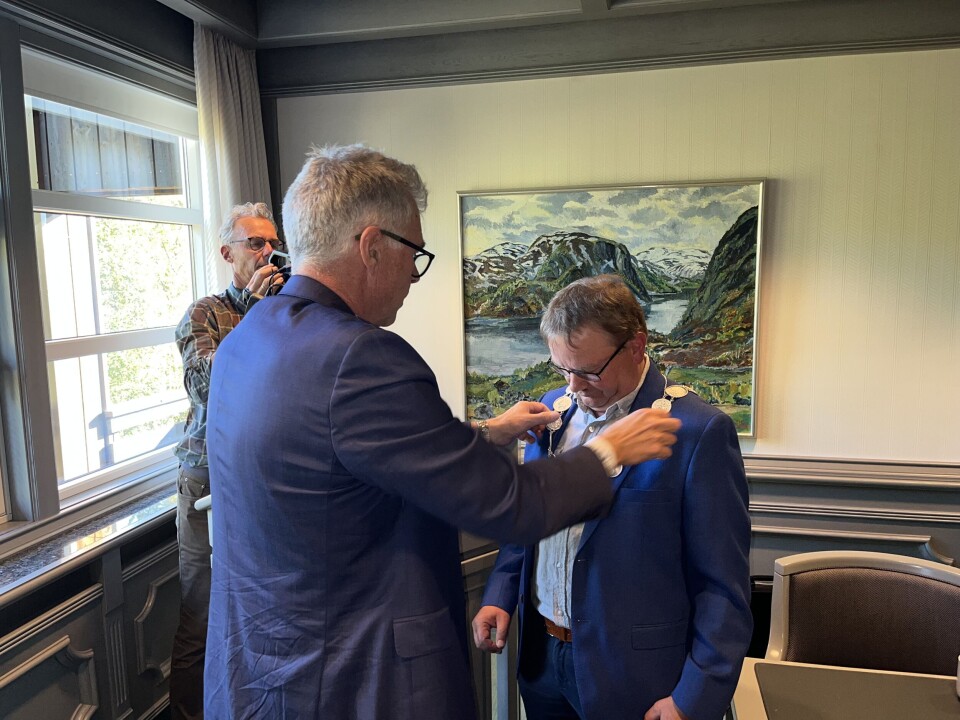 Jan Dagfinn Dalen (Ap) er ny ordfører i Bykle. Han får kjedet av Jon Rolf Næss (Ap), som har vært ordfører i kommunen i elleve år. Jan Dagfinn Dalen (Ap) er ny ordfører i Bykle. Han får kjedet av Jon Rolf Næss (Ap), som har vært ordfører i kommunen i elleve år.