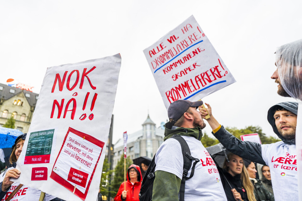 Flere hundre lærere var til stede da Utdanningsforbundet hadde markering foran Stortinget i Oslo 12. september, i forbindelse med den pågående lærerstreiken. Flere hundre lærere var til stede da Utdanningsforbundet hadde markering foran Stortinget i Oslo 12. september, i forbindelse med den pågående lærerstreiken.