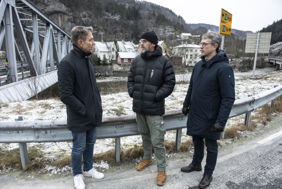 Olje- og energiminister Terje Aasland var mandag på besøk i Voss. Der fikk han informasjon av blant andre Dag Finne i grendelaget på Evanger og ordfører Hans-Erik Ringkjøb om flommen i Evanger. Olje- og energiminister Terje Aasland var mandag på besøk i Voss. Der fikk han informasjon av blant andre Dag Finne i grendelaget på Evanger og ordfører Hans-Erik Ringkjøb om flommen i Evanger.