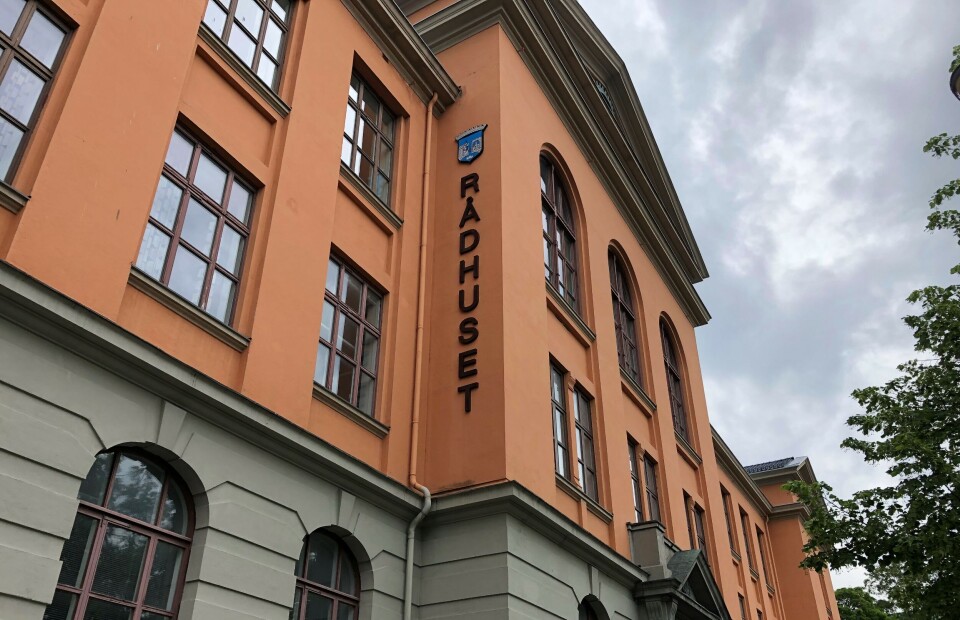 Ifølge Juristforbundets undersøkelse blant egne tillitsvalgte i kommunene, svarer kun 13 prosent at toppledelsen verdsetter at ansatte deltar i offentlige debatter. Trondheim kommune har valgt en annen kurs og oppfordrer sine ansatte til å ytre seg i kommunens etiske retningslinjer. Ifølge Juristforbundets undersøkelse blant egne tillitsvalgte i kommunene, svarer kun 13 prosent at toppledelsen verdsetter at ansatte deltar i offentlige debatter. Trondheim kommune har valgt en annen kurs og oppfordrer sine ansatte til å ytre seg i kommunens etiske retningslinjer.