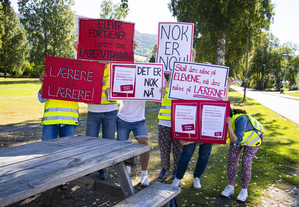 21 lærere ved Nordre Modum ungdomsskole ble tatt ut i streik 29. august. Bare én av lærerne har så vidt streiket før. 21 lærere ved Nordre Modum ungdomsskole ble tatt ut i streik 29. august. Bare én av lærerne har så vidt streiket før.
