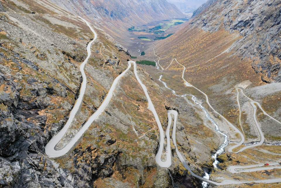 Møre og Romsdal fylkeskommune trenger penger til vedlikehold av Trollstigen. Når ser den på muligheten for å kreve penger fra besøkende som kjører den spektakulære strekningen. Møre og Romsdal fylkeskommune trenger penger til vedlikehold av Trollstigen. Når ser den på muligheten for å kreve penger fra besøkende som kjører den spektakulære strekningen.