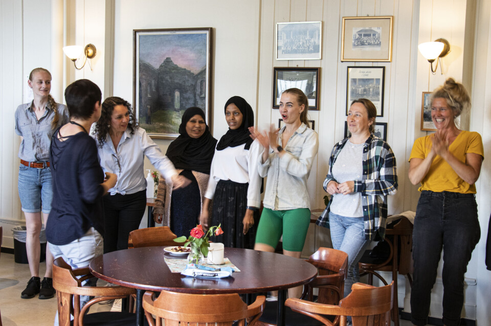 Frivillige hjelper enkeltindivider og skaper integrerende møteplasser i lokalsamfunnet, skriver Eivind Hageberg. Han har undersøkt hva frivillige ønsker seg for å kunne gjøre en enda bedre jobb. Bildet er fra kvinnekafeen i Nes kommune, der også frivillige bidrar. Frivillige hjelper enkeltindivider og skaper integrerende møteplasser i lokalsamfunnet, skriver Eivind Hageberg. Han har undersøkt hva frivillige ønsker seg for å kunne gjøre en enda bedre jobb. Bildet er fra kvinnekafeen i Nes kommune, der også frivillige bidrar.