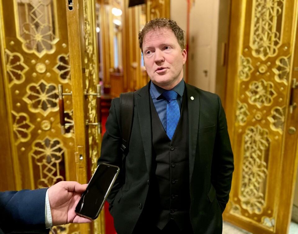 – Målet er at folketallet skal øke i distriktskommunene, sa kommunal- og distriktsminister Sigbjørn Gjelsvik (Sp) da han la fram distriktsmeldingen. – Målet er at folketallet skal øke i distriktskommunene, sa kommunal- og distriktsminister Sigbjørn Gjelsvik (Sp) da han la fram distriktsmeldingen.