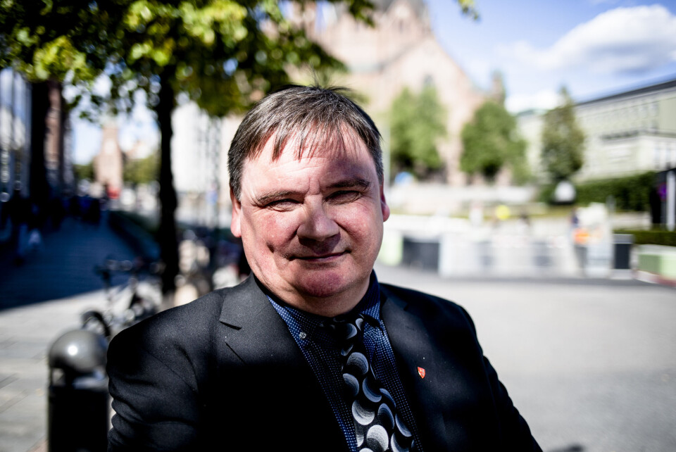 Karasjok-ordfører Svein Atle Somby (Ap) er enig i at Norge trenger flere helseutdannede. Han synes derimot ingenting om at partier gir valgløfter på vegne av kommuner, uten at det skal følge penger med. Karasjok-ordfører Svein Atle Somby (Ap) er enig i at Norge trenger flere helseutdannede. Han synes derimot ingenting om at partier gir valgløfter på vegne av kommuner, uten at det skal følge penger med.