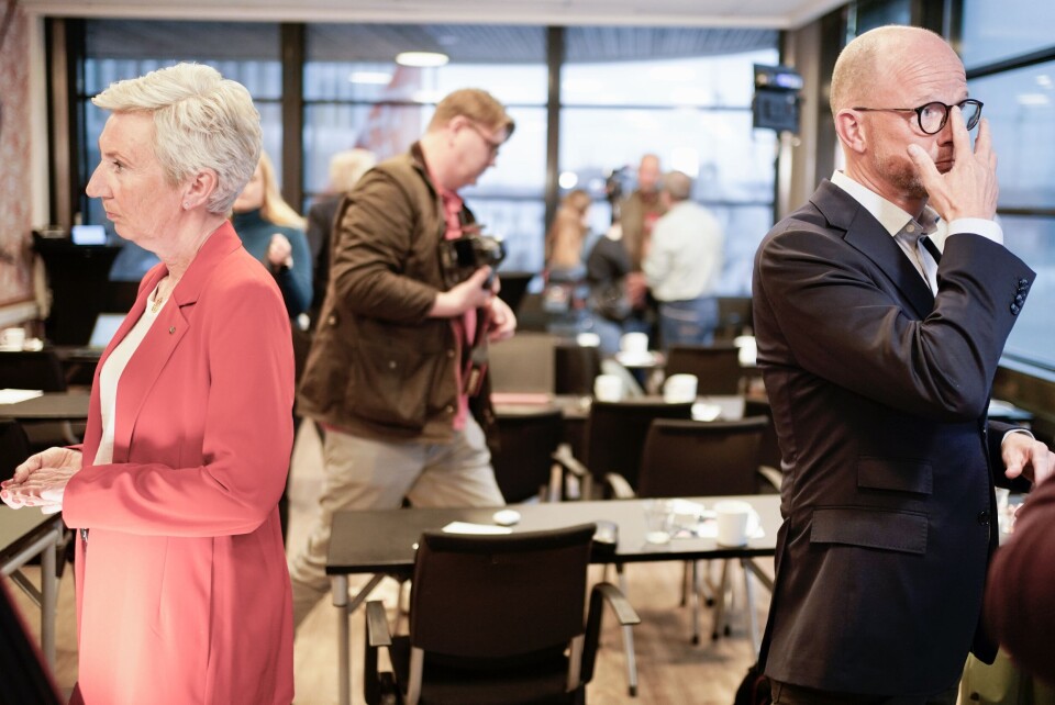 LO-leder Peggy Hessen Følsvik beskylder arbeidsgiversiden for å snakke usant om resultatet i lønnsoppgjøret. Til venstre NHOs administrerende direktør Ole Erik Almlid. LO-leder Peggy Hessen Følsvik beskylder arbeidsgiversiden for å snakke usant om resultatet i lønnsoppgjøret. Til venstre NHOs administrerende direktør Ole Erik Almlid.